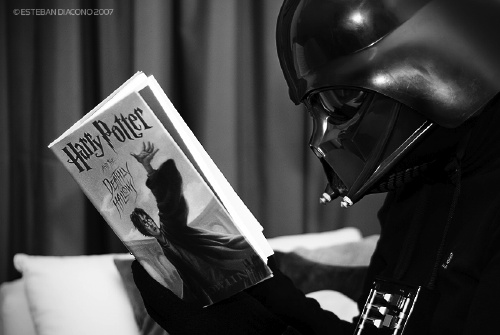 http://kidologist.com/wp-content/2008/04/darth-vader-reading-harry-potter-and-the-deathly-hallows1.jpg